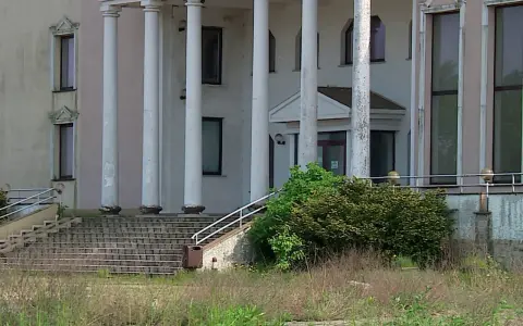 Hotel Murat w Wejherowie z kolumnami i schodami prowadzącymi do wejścia.