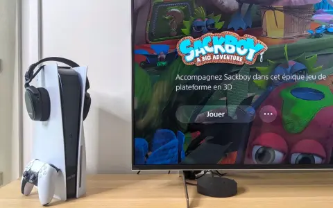 Une PS5 avec casque et manette, prête pour le jeu "Sackboy: A Big Adventure". La résolution PS5 promet une expérience visuelle immersive.