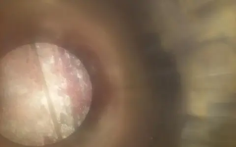 Wnętrze cylindra Ursusa C-360 z widocznymi śladami wody w oleju, nalotem i zatarciem.
