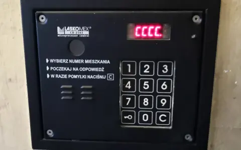 Jak wpisać kod do domofonu? Otwórz drzwi za pierwszym razem!