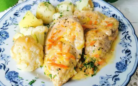 Filet z indyka w sosie z marchewką i ziemniakami, kalafiorem. Pyszny pomysł, co zrobić z fileta z indyka na obiad.