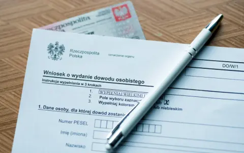Formularz wniosku o wydanie dowodu osobistego i długopis. Czas oczekiwania na dowód zależy od urzędu.
