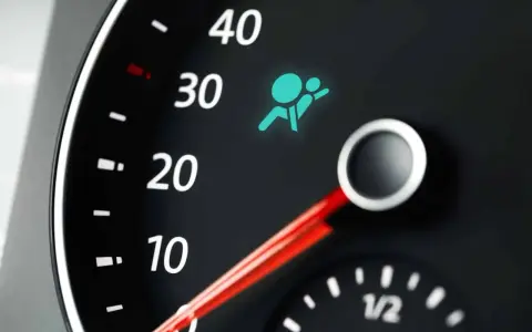 Dashboard light shows the side airbag off symbol, indicating a potential safety issue.