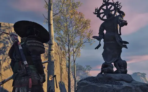 Samuraj przy Kapliczce Popiołów w Ghost of Tsushima. W tle posąg Buddy i drzewa.
