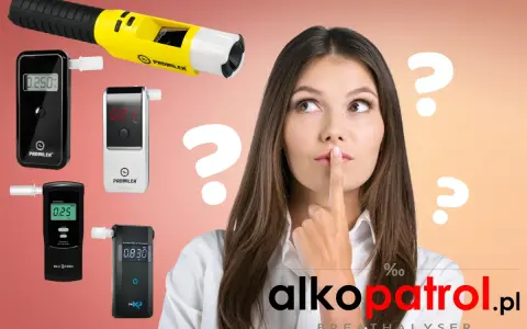 Kobieta zastanawia się nad wynikiem badania na zawartość alkoholu. Wokół niej różne alkomaty.