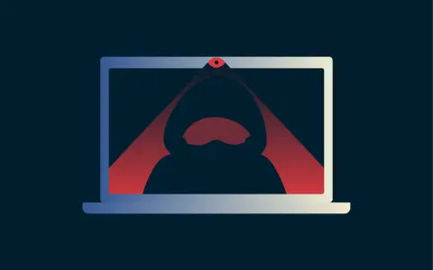 Ein Laptop mit einer roten Linse, die einen Hacker im Kapuzenpullover im Inneren beleuchtet. Das Bild symbolisiert das **webcam hacken**.