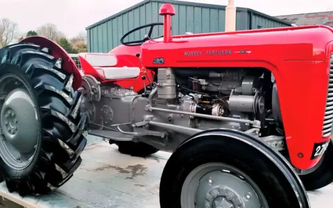 Odrestaurowany Massey Ferguson 35, klasyk z imponującymi danymi technicznymi, gotowy do pracy.