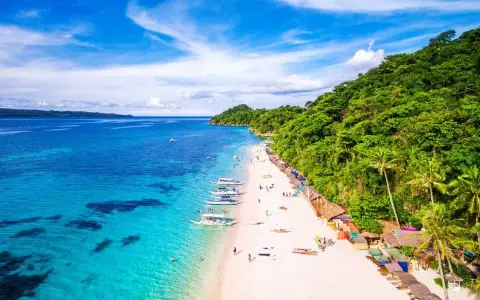 Rajska plaża na Filipinach, idealna na wakacje. Kiedy jechać? Najlepiej w porze suchej, od listopada do maja.