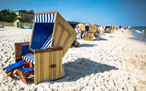 Wygodne kosze plażowe, idealne na wakacje. Warto pamiętać o opłacie miejscowej, by móc w pełni cieszyć się wypoczynkiem nad morzem.
