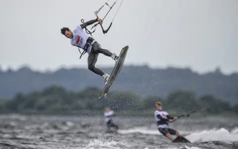 Kitesurfing: Ile naprawdę kosztuje? Scenariusze budżetowe.