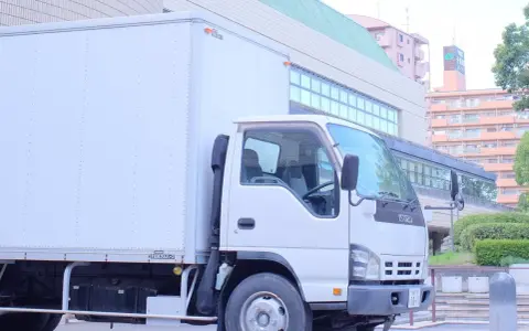 Camión Isuzu blanco, listo para la entrega. Con mi permiso C, ¡puedo conducir este vehículo!