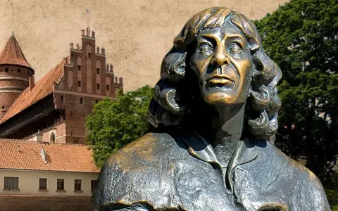 Pomnik Kopernika przed zamkiem kapituły warmińskiej.