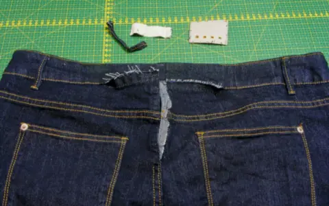 Jak zwęzić spodnie w pasie? Proste triki, szycie i DIY!