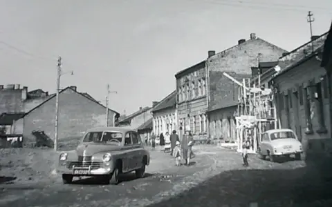 Ulica w budowie, stare samochody i ludzie. Sos ciuchy i borciuchy miejsce, gdzie czas się zatrzymał.