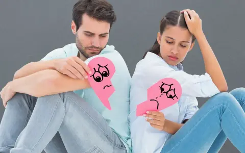 Coppia seduta schiena contro schiena, ognuno con un cuore spezzato. Simboleggia le difficoltà del diritto di famiglia, forse con la riforma Cartabia.