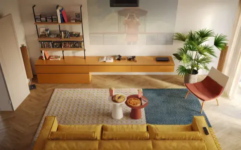 Un divano giallo accogliente, tavolini con pizza e popcorn, e una proiezione sul muro: perfette idee salotti piccoli per serate cinema.