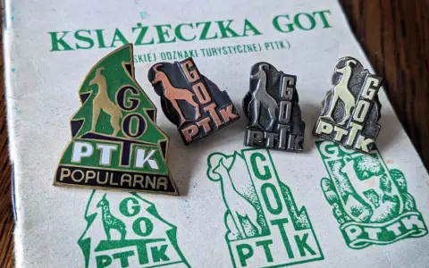 Książeczka GOT PTTK z odznakami turystycznymi. Odznaki GOT PTTK z kozicą, w różnych kolorach i stylach.