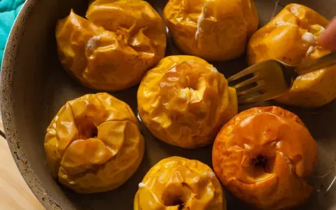 Des pommes au four dorées et fondantes, prêtes à être dégustées. Une recette simple et réconfortante.
