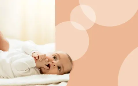 Delikatna pielęgnacja niemowlaka, która zapobiega odparzeniom odbytu. Mama zmienia pieluszkę, maluch leży na plecach.