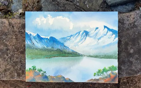 Pintura de montañas nevadas y un lago sereno, mostrando como se pinta con acuarela. Nubes blancas flotan en un cielo azul.