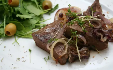 Smażona wątróbka z cebulką i rukolą. Czy wątróbkę można mrozić? Tak, po rozmrożeniu smakuje równie dobrze.