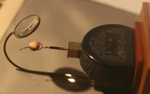 Mikroskopijna książeczka, eksponat w muzeum najmniejszych książek świata, czeka na odkrycie pod lupą.