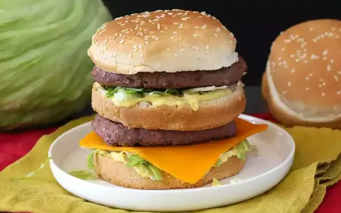 Un Big Mac maison avec sa sauce emblématique, deux steaks, salade, fromage et oignons. Un délice !