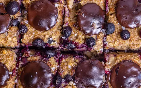 Saftige baked oats mit Blaubeeren und Schokoladenchips, bestreut mit Meersalzflocken. Ein köstlicher Genuss!