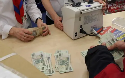 Ręce liczą banknoty 100 i 200 zł. Obok maszyna do liczenia pieniędzy. W tle gazety. Płatność gotówką do jakiej kwoty jest dozwolona?