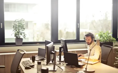 Co robi spedytor? Kluczowe zadania i ścieżka kariery w TSL