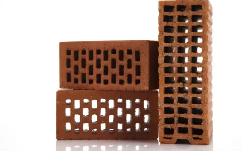 Trzy pustaki ceramiczne ułożone w stos. Zastanawiasz się, ile waży cegła?
