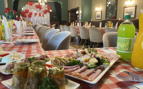 Impreza w stylu PRL kuchnia: Smaki, które przeniosą w czasie