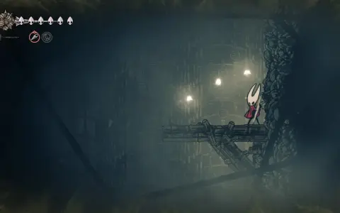 Hornet, en la niebla de Silksong, se prepara para el combate en una plataforma precaria.