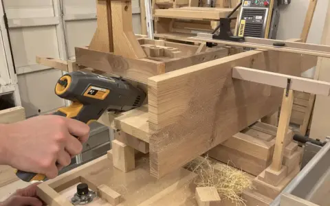Utilisation d'un appareil pour enlever le saturateur bois sur une pièce de bois massive.