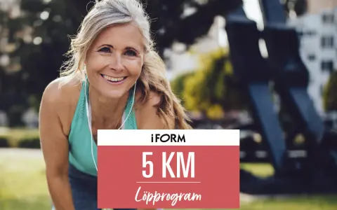 Glad kvinna redo att springa 5 km. Hennes löpprogram från iForm väntar.