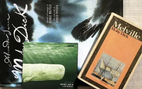 Libri di Herman Melville: Moby Dick in diverse edizioni, tra cui un audiolibro con una balena verde e una versione con nota di Giorgio Fontana.