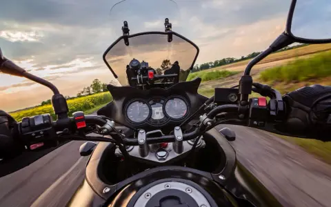 Jazda motocyklem przez pola rzepaku. Uważaj, by nie dostać mandatu za brak kategorii A!