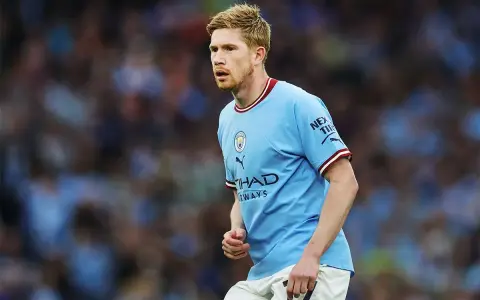 Kevin De Bruyne w błękitnej koszulce Manchesteru City, gotowy do gry. Jego obecne drużyny to właśnie The Citizens.