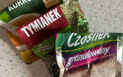 Opakowania po przyprawach: kurkuma, tymianek, czosnek granulowany.