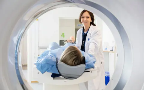 Jak pokonać lęk przed rezonansem? Sprawdzone strategie MRI