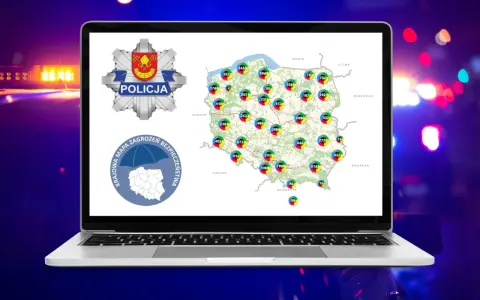 Na ekranie laptopa widnieje mapa Polski z zaznaczonymi punktami, symbolizującymi zagrożenia. Obok widnieje logo policji. Czy łódź jest niebezpieczna? Mapa pokazuje dane, które mogą pomóc ocenić ryzyko.