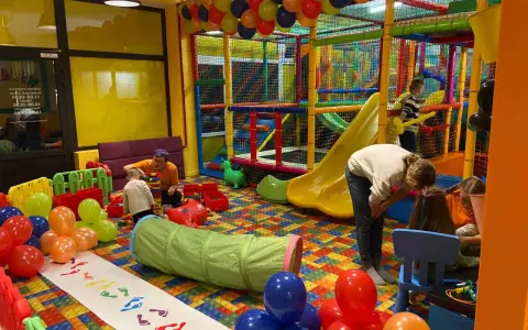 Kolorowy plac zabaw pełen zjeżdżalni, tuneli i balonów. To idealne miejsce na świetne bytów atrakcje dla dzieci.