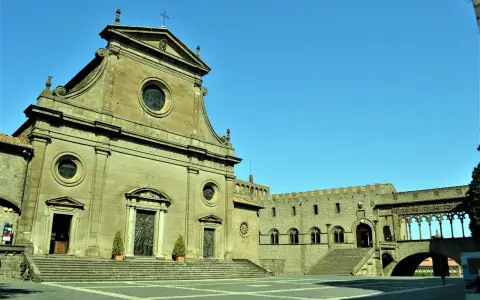 Piazza di Viterbo, con la facciata imponente della chiesa e il Palazzo dei Papi. Un viaggio da Viterbo a Tuscania inizia qui.