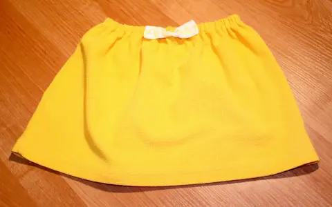 Jak zrobić spódniczkę ze spodni? Przewodnik DIY i unikalny styl!