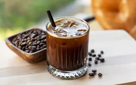 Jak zrobić herbatę cold brew? Przepis na napój bez goryczki