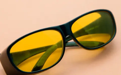 Okulary z żółtymi soczewkami, idealne na mglisty dzień. Czy warto zainwestować w takie okulary 0.5?