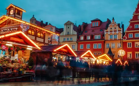 Kolorowe kamienice i rozświetlone stragany jarmarku we Wrocławiu. Czas zacząć świąteczne zakupy!