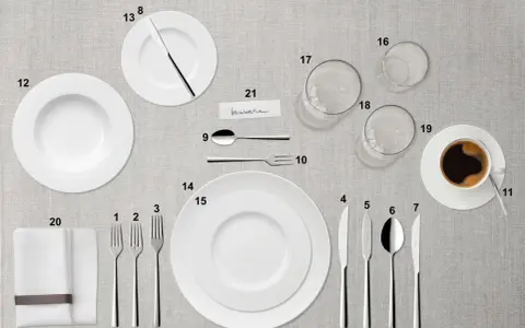 Eleganckie ułożenie sztućców na stole, talerze, szklanki i filiżanka kawy czekają na gości.