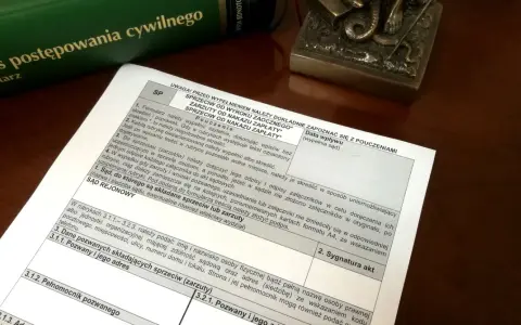 Dokument z pouczeniami dotyczącymi sprzeciwu od wyroku zaocznego lub nakazu zapłaty. Wskazuje na odrzucenie lub oddalenie pisma.