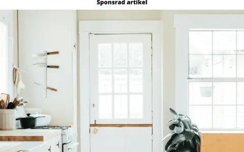 Ett kök med vit dörr och fönster. Knivar på väggen och en krukväxt. Perfekt för att piffa upp hemmet.
